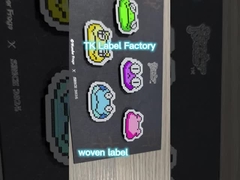 Auf Wunsch gewebte Kleidungsetiketten Gewebe gestickte Flecken Waschbares Merkmal