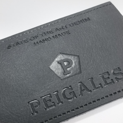 Kundenspezifisches prägeartiges Lederflicken, PU-Leder beschriftet modernen Entwurf