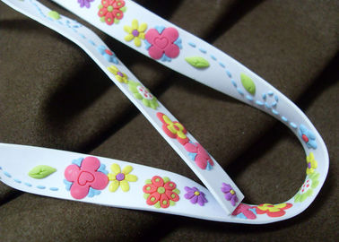 Prägeartige kundenspezifische Kleidungs-Flecken, PVC-Gummi-Aufkleber mit Nähen-auf Ausweis-Art