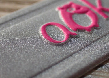 Nähen Sie auf kundenspezifische Kleidung Flecken prägeartigen Logo-Flecken PVC-3D mit Filz-Gewebe