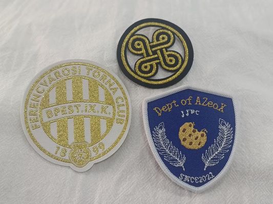 Customized exquisite Logo Design voll auf Stoff gestickt Patches für Kleidung