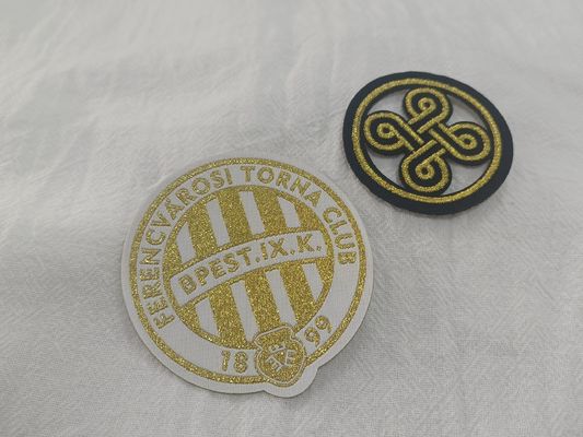 Customized exquisite Logo Design voll auf Stoff gestickt Patches für Kleidung