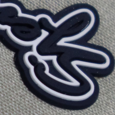 Kundenspezifisches 3D-Silikonetikett, hitzepressbar, waschbar, 3D-Weichsilikon-Logo-Transfer-Abzeichen