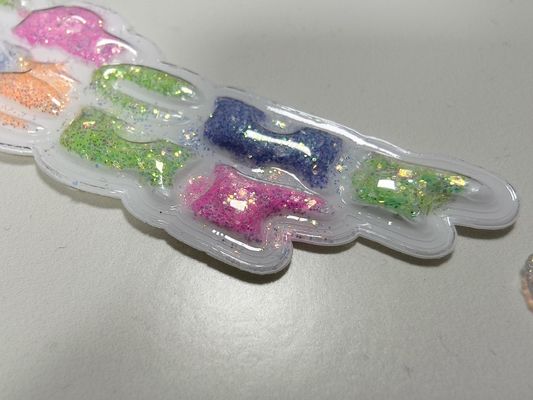 Nachhaltige, kundenspezifische, funkelnde, rosa, gelbe TPU-Pflaster, geschwollene Etiketten für Kleidung