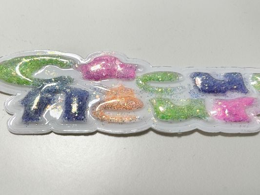 Nachhaltige, kundenspezifische, funkelnde, rosa, gelbe TPU-Pflaster, geschwollene Etiketten für Kleidung
