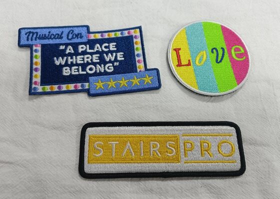 Kleidungsstickerei Abzeichen Modedesign Kleidung Strapazierfähige Farbe Gewebter Stoff Kleidung Aufnäher