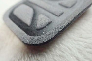 Grauer weicher umweltfreundlicher Microfiber-Aufkleber, Hochfrequenzlogo Costom für Kleidung