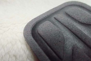 Grauer weicher umweltfreundlicher Microfiber-Aufkleber, Hochfrequenzlogo Costom für Kleidung