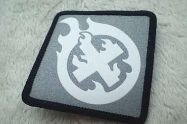 Kundenspezifischer silberner reflektierender Siebdruck-Aufkleber, weicher TPU-Flecken für Kleid