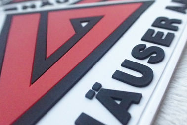 Rot und Weiß prägten Silikon-Ausweise kundengebundene Weichgummi-Logos PVC-Flecken