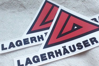 Rot und Weiß prägten Silikon-Ausweise kundengebundene Weichgummi-Logos PVC-Flecken