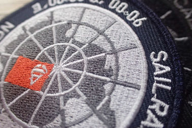 Waschbares schwarzes Polyester-stickten kundenspezifische Kleidungs-Flecken/Kleber Flecken