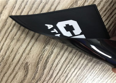 Prägeartiger weißer Charakter mit schwarzer Hintergrund weichen PVC-Flecken mit nähender Linie