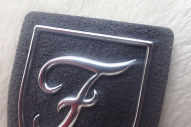 Kundenspezifische Wärmeübertragung prägte Logo des Lederflicken-3D auf Veloursleder, kleidet TPU-Aufkleber