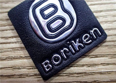 Schwarzes prägeartiges Lederflicken mit silbernem Logo der Prägungs-TPU für Taschen