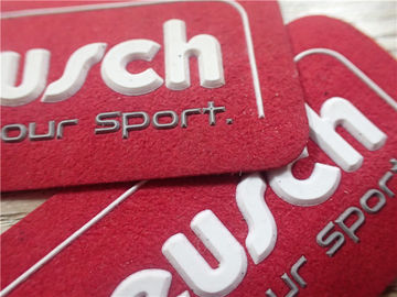 Dauerhaftes weiches rotes Veloursleder-kundenspezifisches Gummilogo bessert Farbe der Einspritzungs-zwei aus
