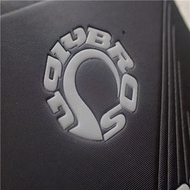 PU-Leder-kundenspezifische Kleidungs-Flecken, weiße Debossed-Logo-Linie stumpfe polnische große Flecken für Kleidung