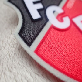 Dauerhafte und waschbare kundenspezifische Kleidung bessert den unregelmäßigen chromatisch scharenden Schild-Plüsch aus