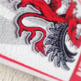 Modernes Kleidungs-Eisen auf dem Flecken-Schild-Form-Drache-Logo-Plüsch-Drucken, das für Kleiderdekoration sich schart