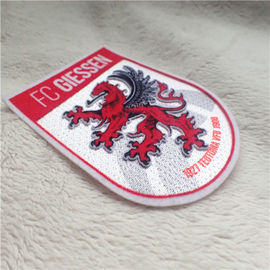 Modernes Kleidungs-Eisen auf dem Flecken-Schild-Form-Drache-Logo-Plüsch-Drucken, das für Kleiderdekoration sich schart