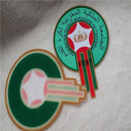 Vorzügliche Wärmeübertragung, die nähende Flecken auf dem Kleidungs-Club-Logo Mehrfarben sich schart