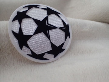 Kugelform-Eisen auf dekorativen Flecken spielen Hand in Hand Tatami die Hauptrolle das Logo sich schart, das auf Kleid näht