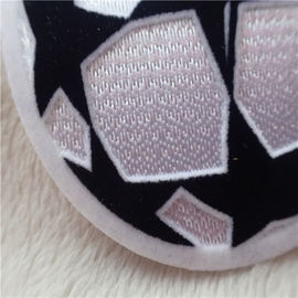 Kugelform-Eisen auf dekorativen Flecken spielen Hand in Hand Tatami die Hauptrolle das Logo sich schart, das auf Kleid näht