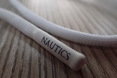 Kundenspezifische Logo-nicht elastische Polyester-Schnur mit Matt-Silikon-Enden für Hoodie, Kleidung