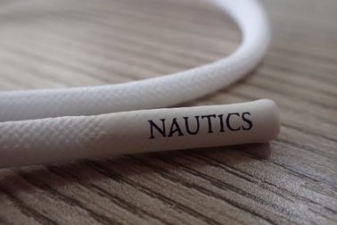 Kundenspezifische Logo-nicht elastische Polyester-Schnur mit Matt-Silikon-Enden für Hoodie, Kleidung