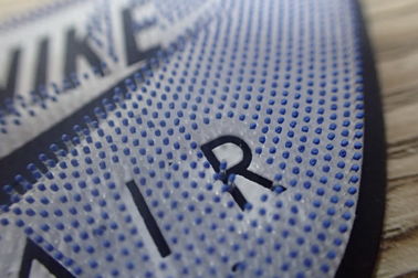 Dauerhaftes 3D prägte Flecken-Silikonkautschuk-Punkt-ultraviolette strahlungsresistente Polo-Hemd-Sportkleidung