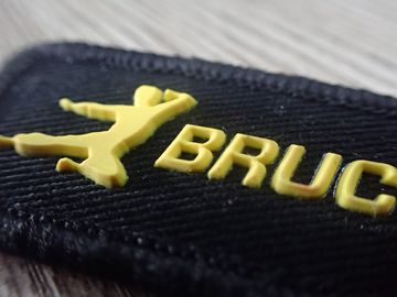 Pantone-Farbkundenspezifische Kleidung bessert Einspritzungs-Ineinander greifenrand gesponnenen Aufkleber des Silikon-3D aus