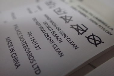 Flacher Ausschnitt-kundenspezifischer Siebdruck-Nylonsorgfalt-Aufkleber für Taschen, Tücher