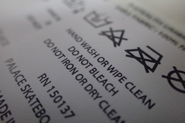 Flacher Ausschnitt-kundenspezifischer Siebdruck-Nylonsorgfalt-Aufkleber für Taschen, Tücher