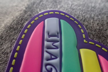 Fachmann prägte kundenspezifische Flecken Pantone-Farbe Tpu Gummi-Flecken/3D