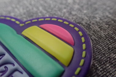 Fachmann prägte kundenspezifische Flecken Pantone-Farbe Tpu Gummi-Flecken/3D
