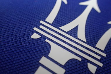 Kundenspezifische Logo-Tinten-Wärmeübertragung bessert Gewebe-Aufkleber für Polo-Hemd, Sport-Kleidung aus