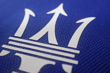 Kundenspezifische Logo-Tinten-Wärmeübertragung bessert Gewebe-Aufkleber für Polo-Hemd, Sport-Kleidung aus