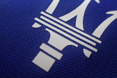 Kundenspezifische Logo-Tinten-Wärmeübertragung bessert Gewebe-Aufkleber für Polo-Hemd, Sport-Kleidung aus