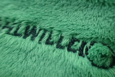 Grüne Rechteck-Gewohnheit stickte Flecken auf Samt-Gewebe für Gepäck
