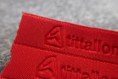 Rot prägeartiges Sportkleidung gesponnenes Band