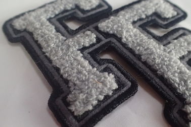 Tuch 100% Chenille-kundenspezifische gestickte Flecken nähen