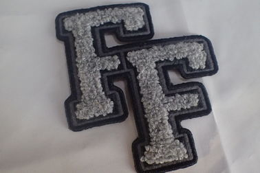 Tuch 100% Chenille-kundenspezifische gestickte Flecken nähen