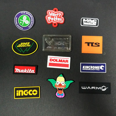 3D Logo Embossed Motif Rubber Patches PVC wird für nähende Kleidung deutlich