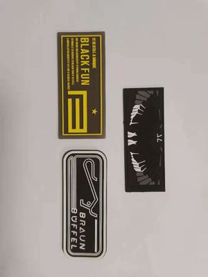 Wird Gummisilikon-Flecken des Entwurfs-3D Logo Patches Custom Embossed Motif für nähende Kleidung deutlich