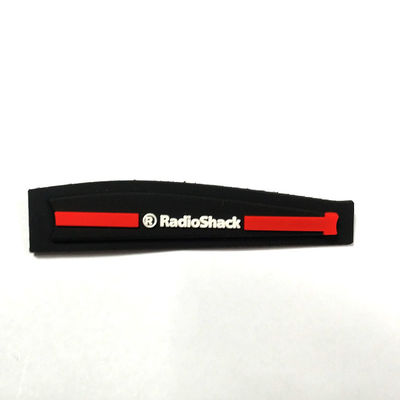 Fertigen Sie Kleidungs-Umbau-T-Shirt 3D Logo Plastic Silicone Badge For Kleid kundenspezifisch an