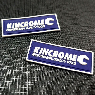 3D prägte die weichen PVC-Kleidungs-Aufkleber, die Flecken-Kleidert-shirt Logo Design nähen