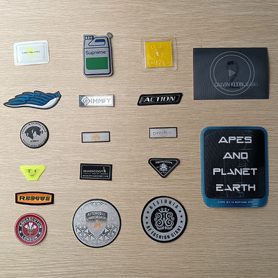 Eisen auf Ausweisen 3D prägte Markennamen Logo Soft, den TPU für Kleidung ausbessert