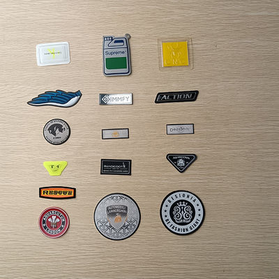 3mm wird starkes 3D Debossed Namen-Logo TPU Flecken-Aufkleber für Taschen deutlich