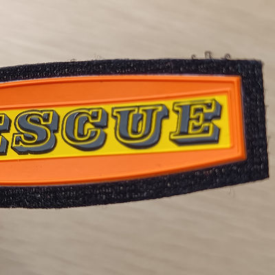 Prägeartige goldene TPU Ausweise 3D Logo Screen Printed Soft Plating für Stoff