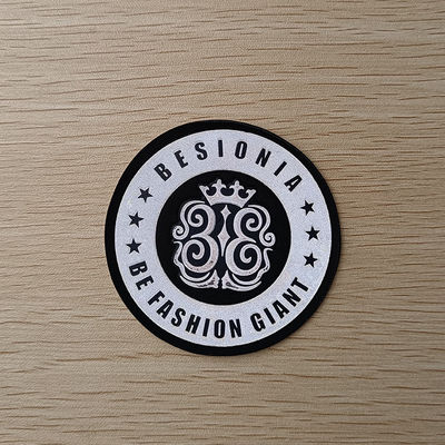 Hochfrequenz-TPU-Flecken wird prägeartigen Fußball-Verein Logo Screen Printing deutlich